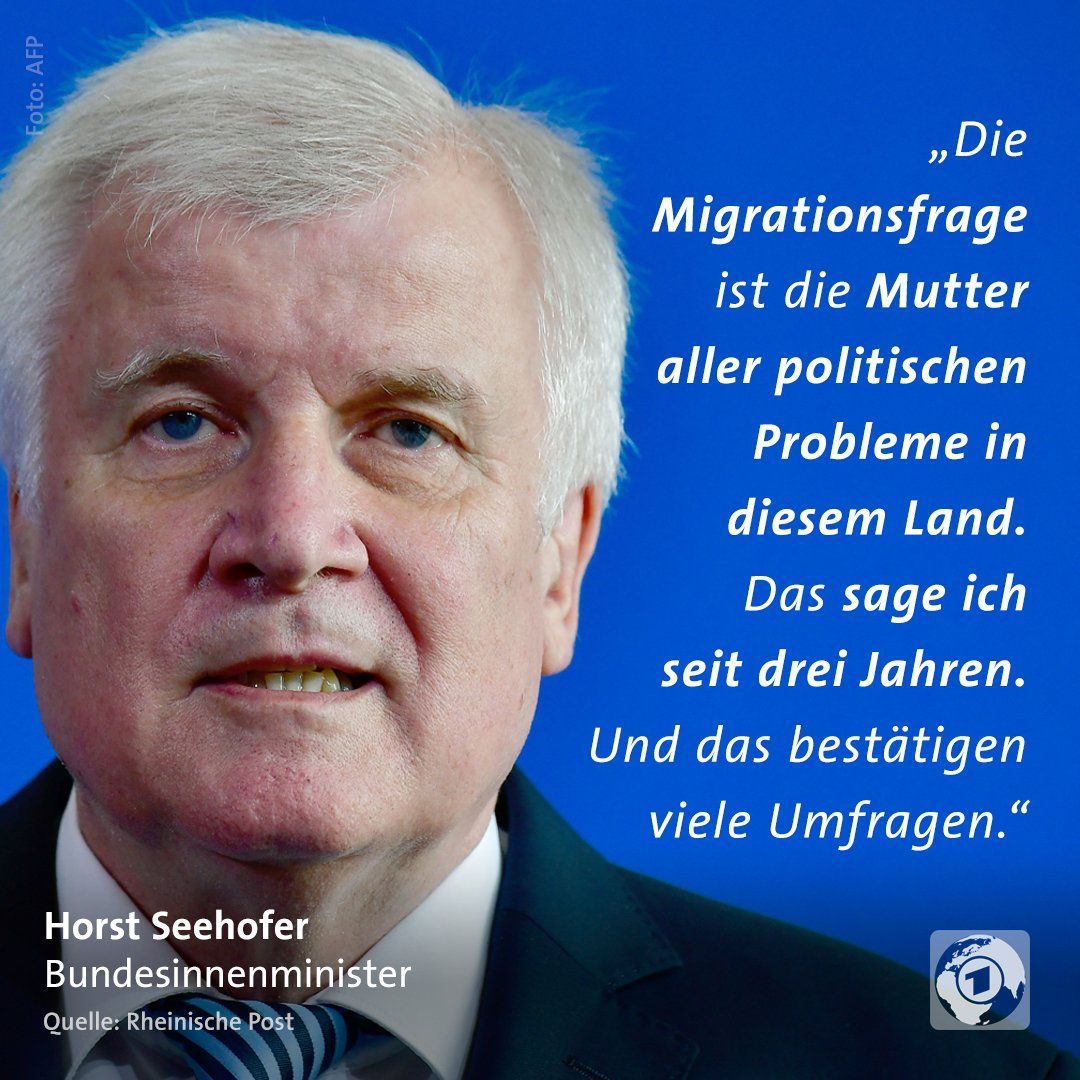 Ein ĂŒbergroĂer Planet steht wie ein glĂŒhender Körper in der Landschaft, durchzogen von leuchtend roten Adern, die wie entzĂŒndete BlutgefĂ€Ăe wirken â Sinnbild fĂŒr den ĂŒberhitzten Stoffwechsel der Erde. Links versinken HĂ€user in Fluten, rechts zieht eine kleine Gruppe Menschen ĂŒber vertrockneten Boden davon, wĂ€hrend im Hintergrund Fabrikschlote dunklen Rauch in den orange verhangenen Himmel blasen. Das Bild vereint DĂŒrre, Ăberflutung, Industrialisierung und Flucht zu einem einzigen Moment der Klimakrise âim Jetztâ.